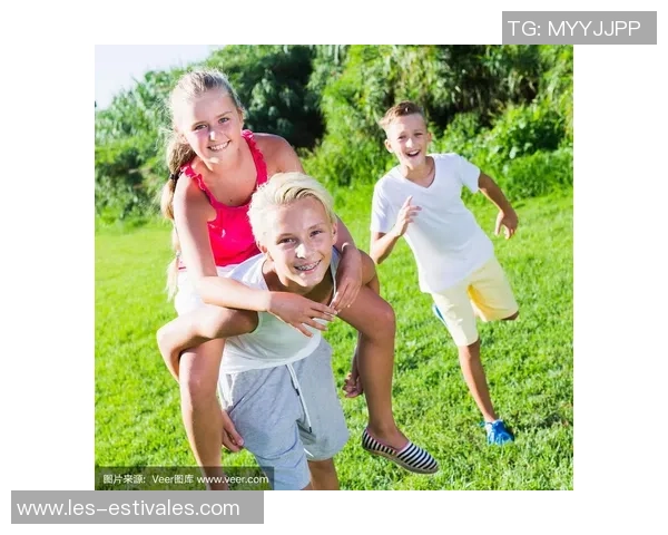 老外模仿足球明星奔跑的搞笑瞬间引发网友热议与欢笑